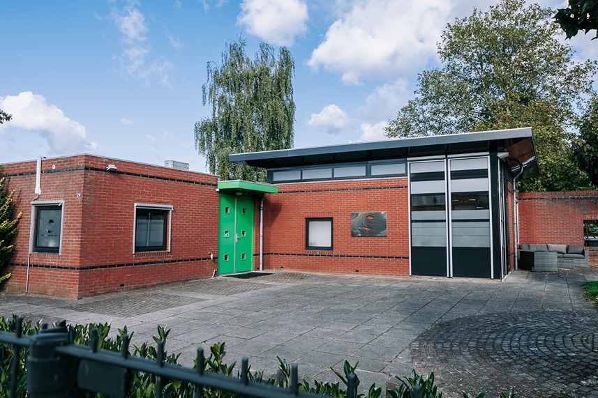 Buitenaanzicht van de verloskundigenpraktijk in een vriendelijke en toegankelijke omgeving